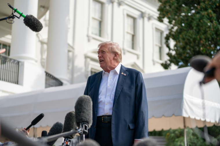 Le président américain Donald Trump s'adresse à la presse sur la pelouse sud de la Maison Blanche, le 26 septembre 2025 à Washington ( AFP / Allison ROBBERT )