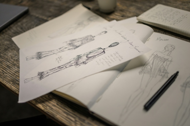 Des croquis de pièces de mode réalisés par la styliste espagnole Maria Bernad, fondatrice de l'atelier Les Fleurs Studio, le 5 mai 2026 à Paris ( AFP / SIMON WOHLFAHRT )