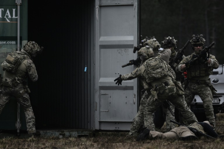 Des membres des forces spéciales de l'armée française lors d'une démonstration tactique dans le cadre de la 7e édition du salon Sofins, à Martignas-sur-Jalle, le 3 avril 2025 en Gironde ( AFP / Philippe LOPEZ )