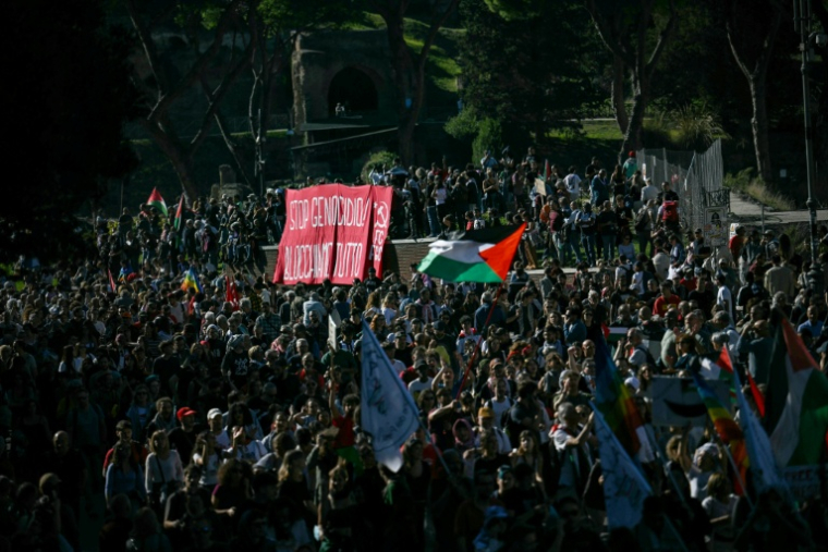 Manifestation de soutien au peuple palestinien et contre l'interception par Israël de la flottille pour Gaza, le 4 octobre 2025 à Rome ( AFP / Filippo MONTEFORTE )