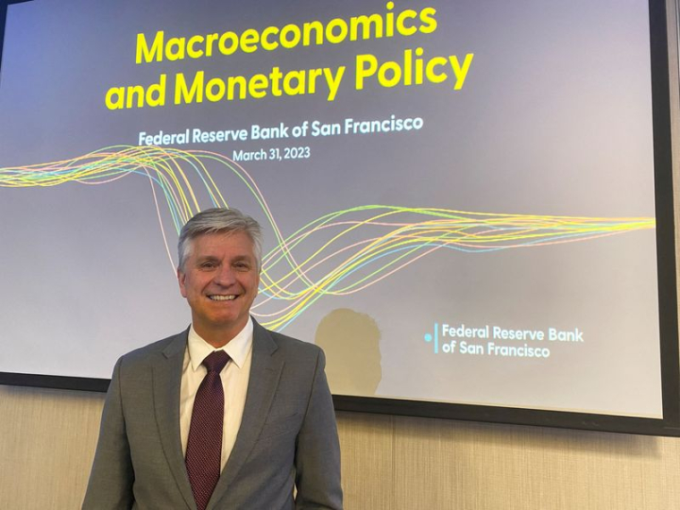 Christopher Waller, l'un des gouverneurs de la Fed, pose pour une photo avant un discours à San Francisco