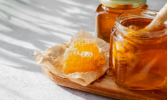 40% des miels sont falsifiés. Aussi, mieux vaut se fournir auprès d’un apiculteur ou de marques fiables. ( crédit photo : Getty Images )