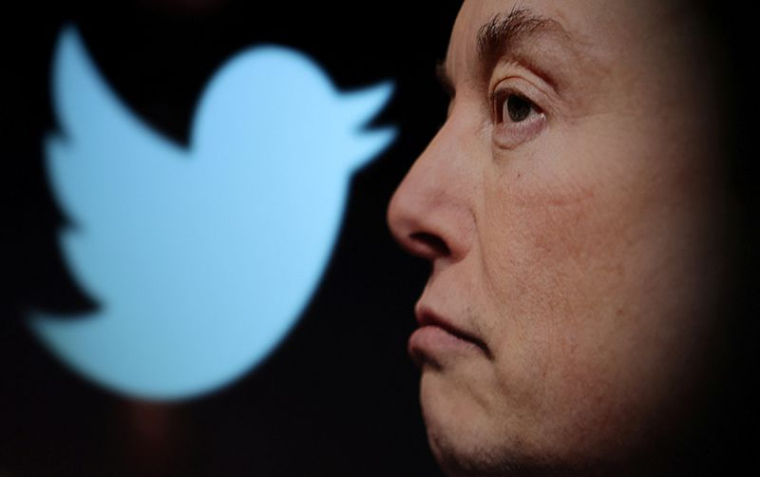PHOTO DE DOSSIER : Illustration montrant la photo d'Elon Musk et le logo de Twitter