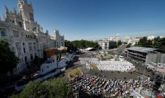 Vue aérienne de la place de Cibeles, dans le centre de Madrid, où le pape Léon XIV célèbre une gigantesque messe, le 7 juin 2026  ( AFP / Pierre-Philippe MARCOU )