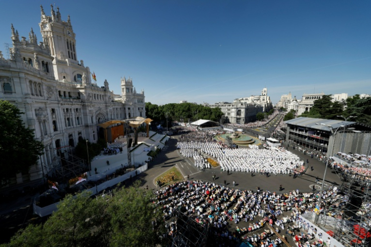 Vue aérienne de la place de Cibeles, dans le centre de Madrid, où le pape Léon XIV célèbre une gigantesque messe, le 7 juin 2026  ( AFP / Pierre-Philippe MARCOU )