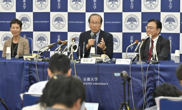 Susumu Kitagawa (c), co-lauréat du prix Nobel de chimie 2025, lors d'une conférence de presse à Kyoto, le 8 octobre 2025 au Japon ( JIJI PRESS / STR )