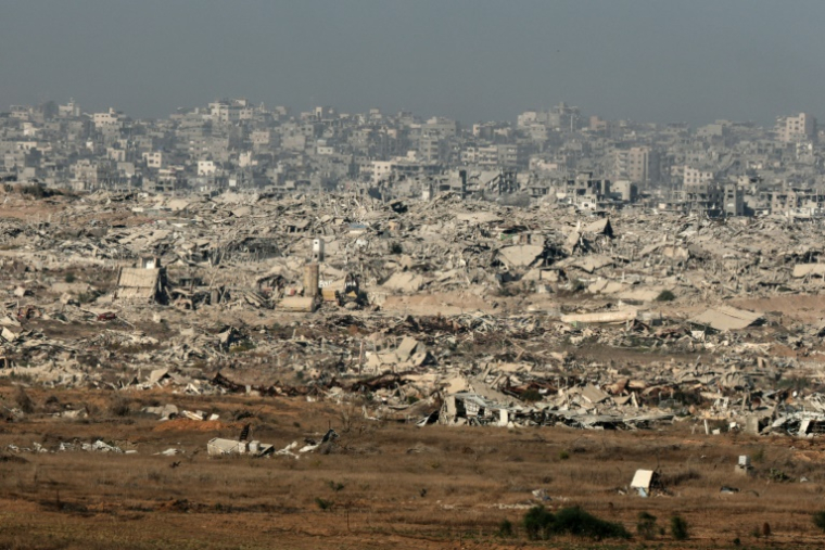 Vue prise en territoire israélien de décombres laissés par plus de deux ans de guerre dans la bande de Gaza, le 30 octobre 2025 ( AFP / Jack GUEZ )
