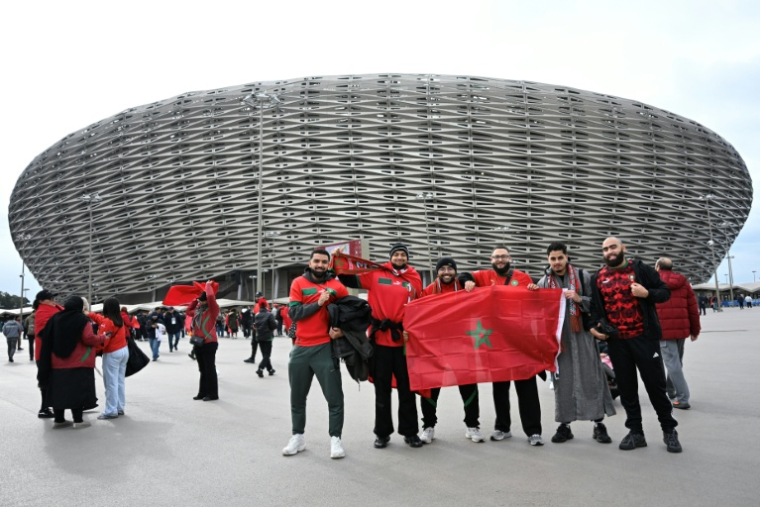 Des suppporters du Maroc devant le stade Prince Moulay Abdellah, où a lieu le match d'ouverture de la CAN, le 21 décembre 2025 à Rabat ( AFP / Paul ELLIS )