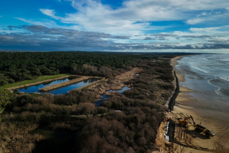 Vue aérienne de la lagune de Trillou, sur l'île d'Oléron, où des travaux sont en cours pour protéger les bassins d'infiltration face à l'érosion côtière, le 28 janvier 2026 à Le-Grand-Village-Plage, en Charente-Maritime ( AFP / Philippe LOPEZ )