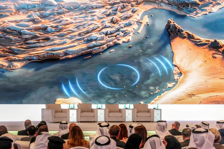 Des participants assistent à une présentation sur le détroit d'Ormuz lors du Forum Hili 2026 à Abou Dabi, le 7 septembre 2026 aux Emirats arabes unis ( AFP / FADEL SENNA )