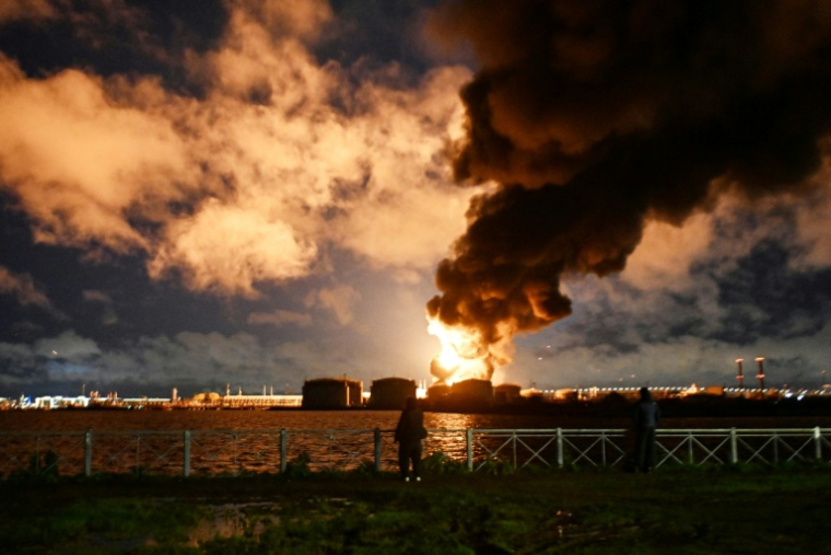Un terminal pétrolier en flammes à Saint-Pétersbourg après des attaque de drones ukrainiens, le 18 octobre 2026 en Russie ( AFP / STRINGER )