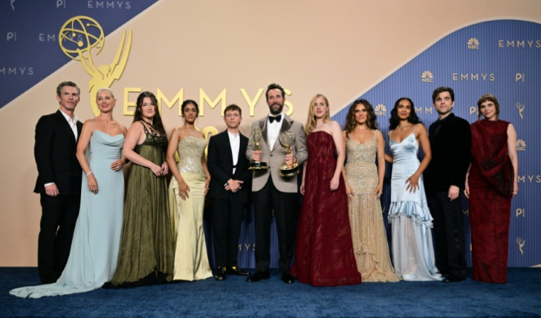 De gauche à droite: les acteurs Shawn Hatosy, Katherine LaNasa, Isa Briones, Shabana Azeez, Gerran Howell, Noah Wyle, Taylor Dearden, Sepideh Moafi, l’actrice américaine Supriya Ganesh, Patrick Ball et Fiona Dourif, lauréats du prix de la meilleure série dramatique pour "The Pitt" à Los Angeles, le 14 septembre 2026 ( AFP / Frederic J. Brown )