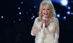 La chanteuse américaine Dolly Parton se produit sur scène lors de la 61e cérémonie annuelle des Grammy Awards, le 10 février 2019 à Los Angeles ( AFP / Robyn Beck )