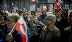Des manifestants brandissent des drapeaux groenlandais après l'inauguration des nouveaux locaux du consulat américain à Nuuk le 21 mai 2026 à Nuuk ( Ritzau Scanpix / Oscar Scott Carl )