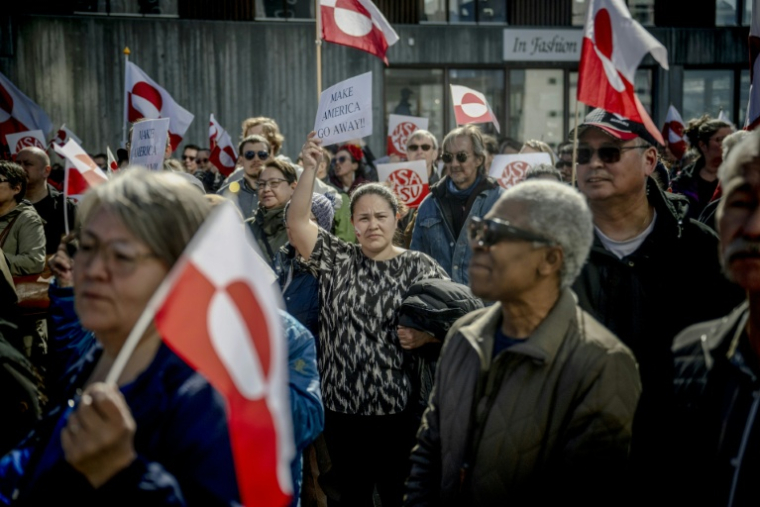 Des manifestants brandissent des drapeaux groenlandais après l'inauguration des nouveaux locaux du consulat américain à Nuuk le 21 mai 2026 à Nuuk ( Ritzau Scanpix / Oscar Scott Carl )