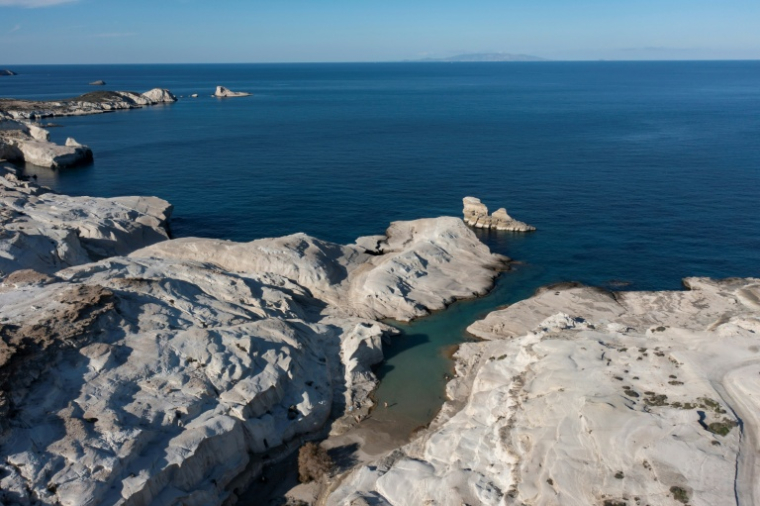 La plage de Sarakiniko sur l'île grecque de Milos, en mer Égée, le 3 février 2026 ( AFP / Aris MESSINIS )