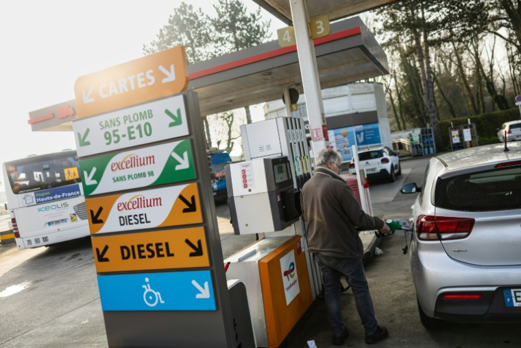 Un automobiliste prend du carburant une station-service Total Energy à Saint-Léonard, le 9 mars 2026 dans le Pas-de-Calais ( AFP / Sameer Al-DOUMY )