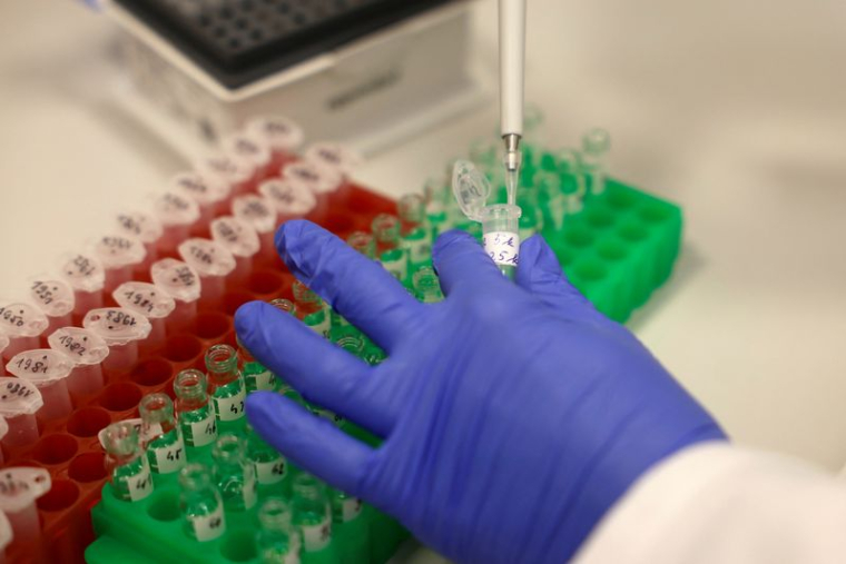 Un employé travail dans un laboratoire