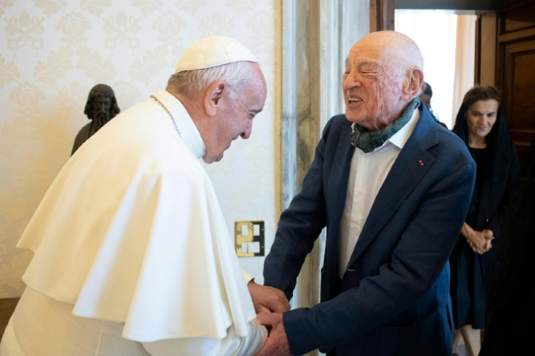 Photo prise et transmise par le Vatican, le 27 juin 2019 montrant le pape François (G) accueillant le socioloogue et philosophe français Edgar Morin (D) en audience privée au Vatican  ( VATICAN MEDIA / Handout )