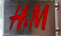Photo d'archives: Le logo de H&M à Manchester, en Angleterre