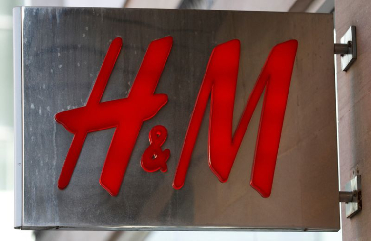 Photo d'archives: Le logo de H&M à Manchester, en Angleterre