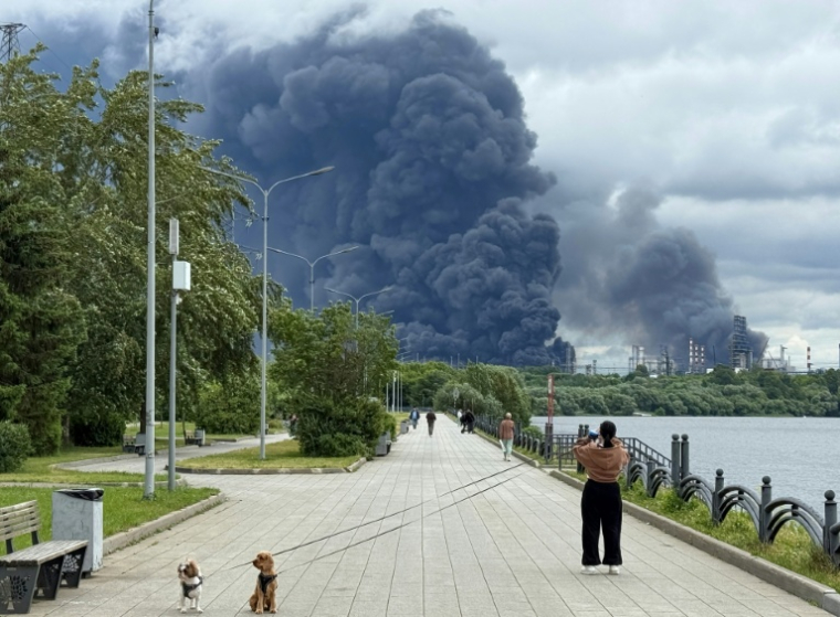 De la fumée noire s'élève de la raffinerie Gazprom Neft touchée par des drones ukrainiens, dans la banlieue sud-est de Moscou, le 18 juin 2026 en Russie ( AFP / - )