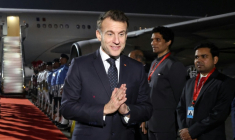 Emmanuel Macron (C) à son arrivée à Mumbai, en Inde, le 17 février 2026 ( AFP / Ludovic MARIN )