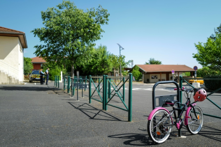 Non loin de l'école du village de Lucenay dans le Rhône, le 30 avril 2026 ( AFP / OLIVIER CHASSIGNOLE )