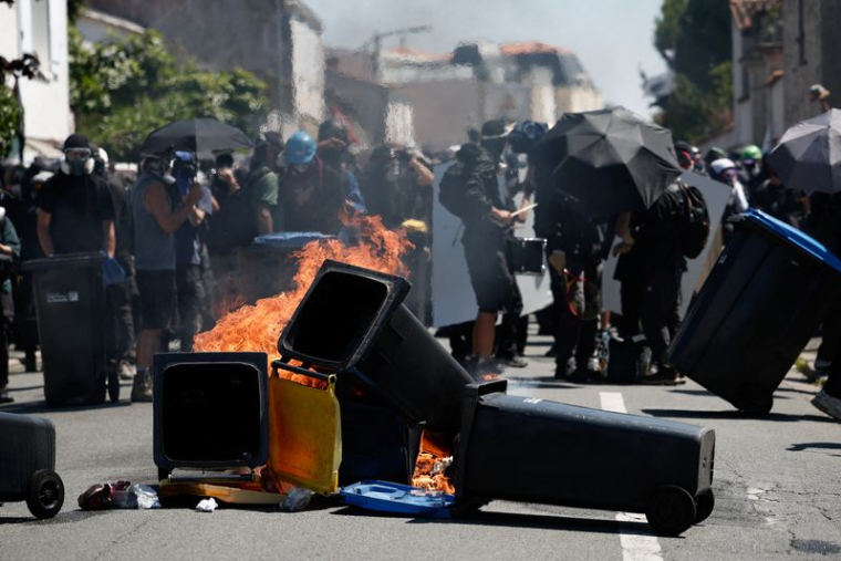 Manifestation contre les réservoirs agricoles, à La Rochelle