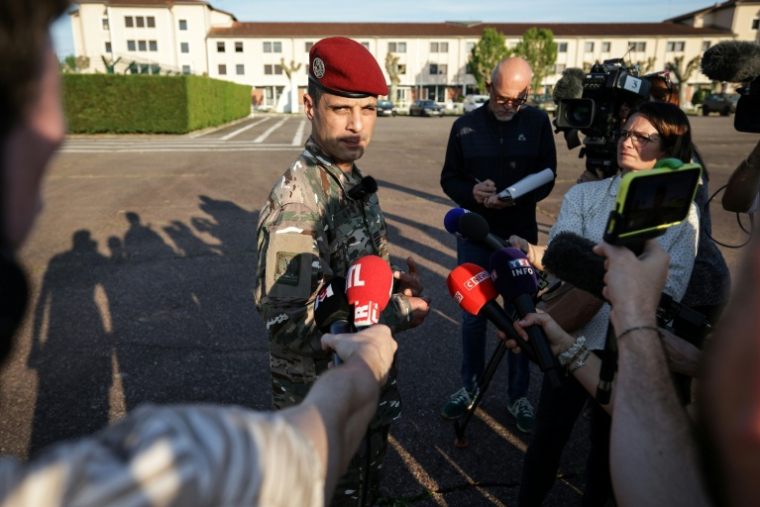Le colonel Jérémy Akil, chef de corps du 17e régiment du génie parachutiste de Montauban, s'exprime devant la presse le 18 avril 2026 à Montauban ( AFP / Valentine CHAPUIS )