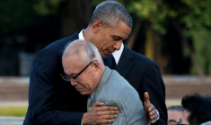 Le président américain Barack Obama étreint Shigeaki Mori, survivant du bombardement atomique d’Hiroshima en 1945, lors d’une visite au parc du Mémorial de la paix d’Hiroshima le 27 mai 2016 ( AFP / JIM WATSON )