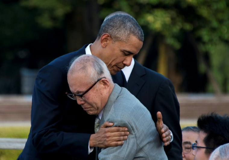 Le président américain Barack Obama étreint Shigeaki Mori, survivant du bombardement atomique d’Hiroshima en 1945, lors d’une visite au parc du Mémorial de la paix d’Hiroshima le 27 mai 2016 ( AFP / JIM WATSON )