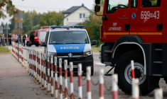 La police et les secours aux abords d'une école où a eu lieu une attaque au couteau à Leszczydol-Nowiny, en Pologne, le 8 octobre 2026 ( AFP / Wojtek RADWANSKI )