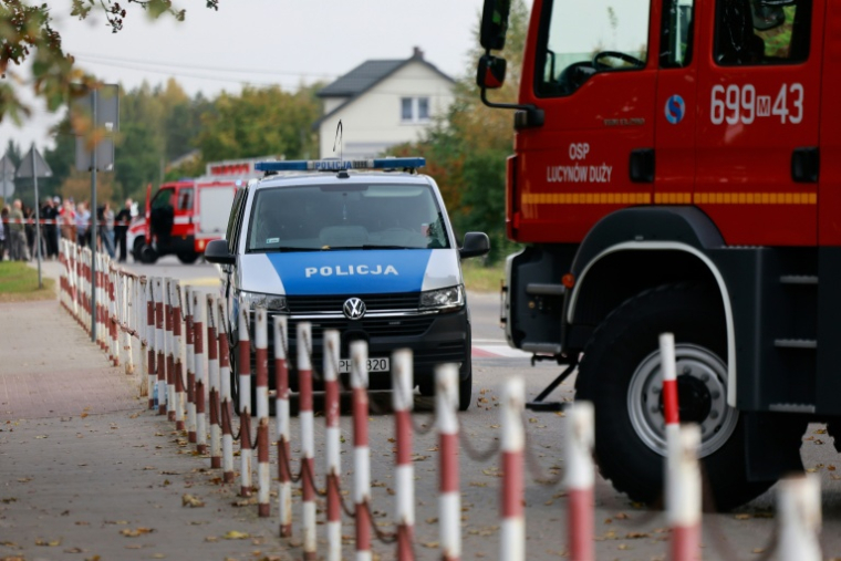 La police et les secours aux abords d'une école où a eu lieu une attaque au couteau à Leszczydol-Nowiny, en Pologne, le 8 octobre 2026 ( AFP / Wojtek RADWANSKI )