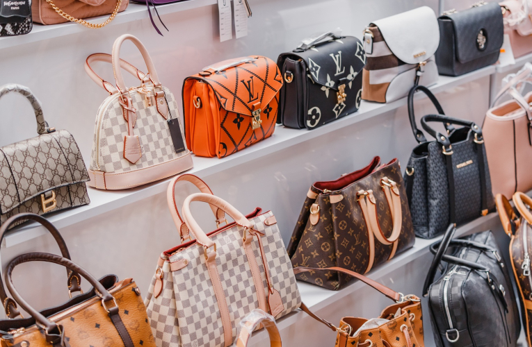 40% des Français déclarent avoir déjà acheté un produit contrefaisant, en particulier dans la maroquinerie, les vêtements ou les parfums. (crédit: Adobe Stock)