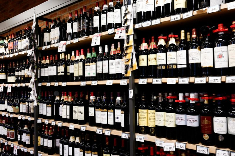Bouteilles de vin français en vente dans un supermarché à Paris