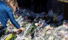 Des gens déposent des fleurs devant une école où un enseignant a été poignardé à mort, à Arras, en France