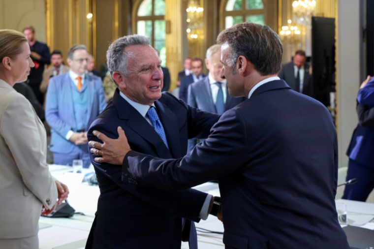 L'émissaire spécial américain Steve Witkoff (g) et le président français Emmanuel Macron lors du sommet de la Coalition des volontaires à l'Elysée, le 4 septembre 2025 à Paris ( POOL / Ludovic MARIN )