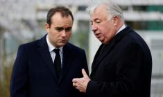 Le Premier ministre Sébastien Lecornu (g) et le président du Sénat, Gérard Larcher, à Versailles, le 31 mars 2023 ( POOL / Ludovic MARIN )