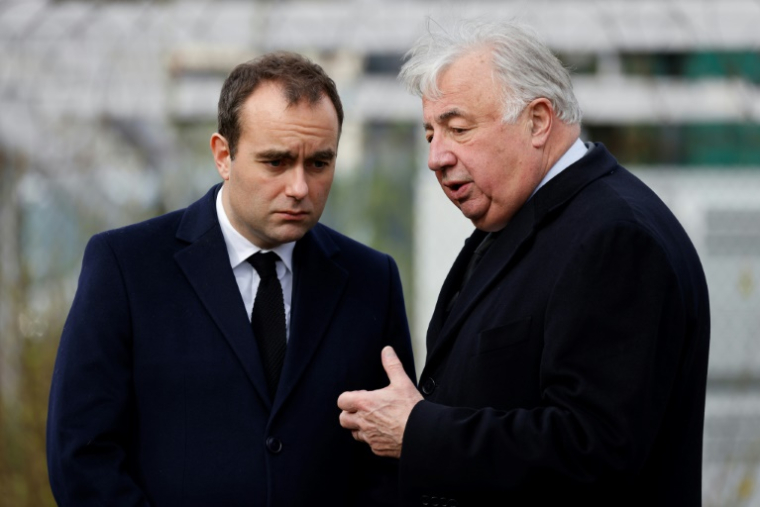 Le Premier ministre Sébastien Lecornu (g) et le président du Sénat, Gérard Larcher, à Versailles, le 31 mars 2023 ( POOL / Ludovic MARIN )
