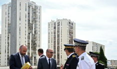 Le ministre de l'Intérieur, Laurent Nuñez (c), lors d'une visite dans le quartier de Pissevin, à Nîmes, le 4 juin 2026 ( POOL / Miguel MEDINA )