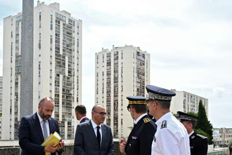 Le ministre de l'Intérieur, Laurent Nuñez (c), lors d'une visite dans le quartier de Pissevin, à Nîmes, le 4 juin 2026 ( POOL / Miguel MEDINA )