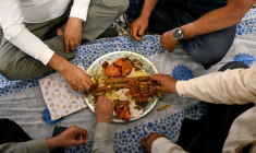 Les invités d'un mariage savourent un "wazwan" à Srinagar, principale ville du Cachemire administré par l’Inde, le 3 juin 2026 ( AFP / Tauseef MUSTAFA )