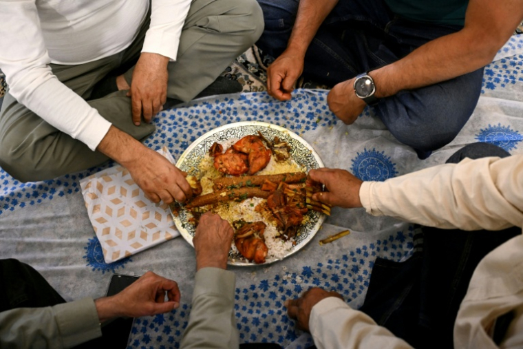 Les invités d'un mariage savourent un "wazwan" à Srinagar, principale ville du Cachemire administré par l’Inde, le 3 juin 2026 ( AFP / Tauseef MUSTAFA )