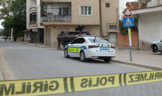 Un véhicule de police près d'un lycée où un tireur a ouvert le feu, blessant 11 personnes avant d'être interpellé, à Turgutlu, à l'ouest d'Izmir, le 22 septembre 2026 en Turquie ( AFP / Ilker ERAY )