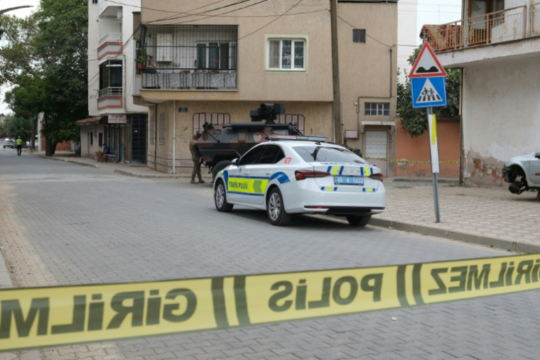 Un véhicule de police près d'un lycée où un tireur a ouvert le feu, blessant 11 personnes avant d'être interpellé, à Turgutlu, à l'ouest d'Izmir, le 22 septembre 2026 en Turquie ( AFP / Ilker ERAY )
