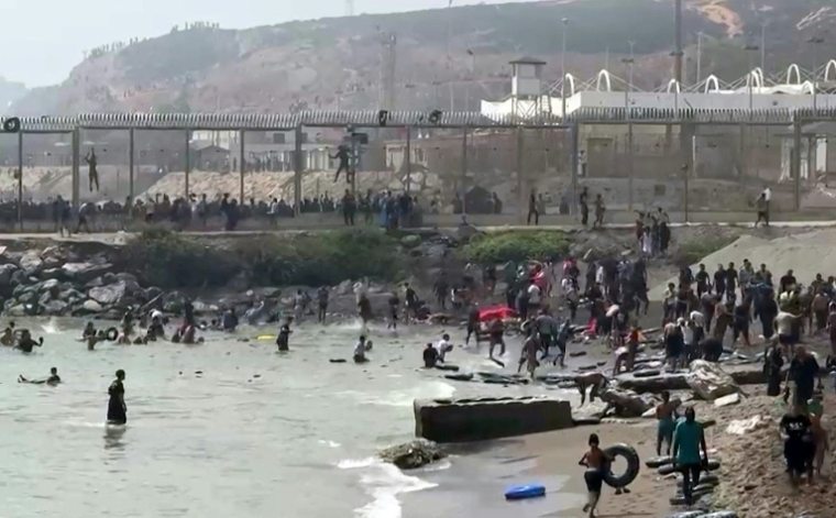 Image tirée d'une vidéo de l'AFP montrant des migrants atteignant le rivage de l'enclave espagnole de Ceuta, après avoir contourné à la nage la clôture frontalière entre le Maroc et l'Espagne, le 30 juillet 2026 ( AFP / Lucía DIAZ )