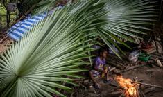 Un enfant membre du groupe ethnique des Maniqs, le 11 août 2025 dans sa hutte à Phatthalung, dans le sud de la Thaïlande ( Courtesy of Luke Duggleby / Luke Duggleby )