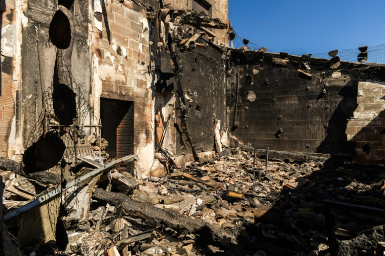 Une maison brûlée à Ille-sur-Têt par un incendie de forêt dans les Pyrénées-Orientales, le 6 juillet 2026 ( AFP / Jean-Christophe MILHET )