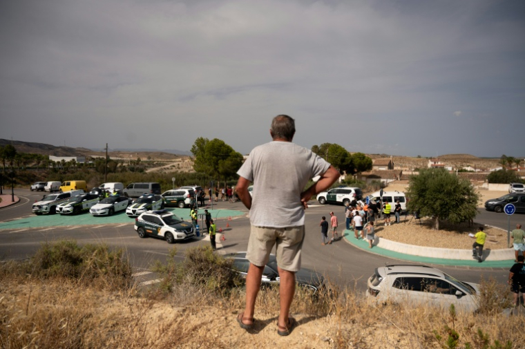 Un résident attend l'autorisation de rentrer chez lui à Bedar, dans le sud de l'Espagne, le 11 juillet 2026 ( AFP / JORGE GUERRERO )